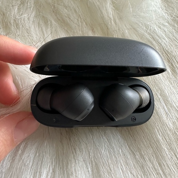 [SOLD] NEW JBL Vibe Beam wireless Bluetooth earbuds - Picture 3 of 8